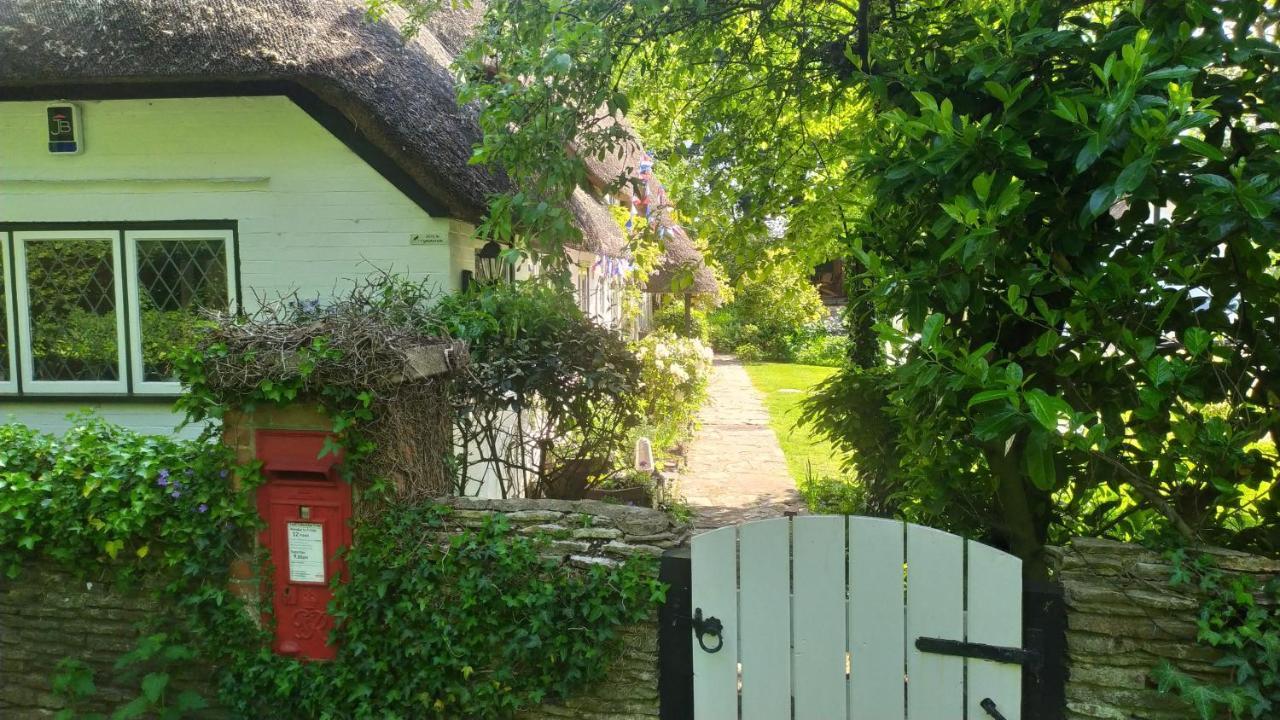 Thatched Eaves 5* Ibsley